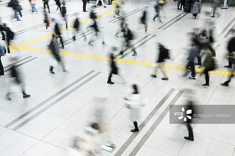 车站广场上的行人图片素材