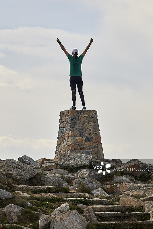 科修斯科山山顶，一名妇女站在澳大利亚最高点的石堆上图片素材