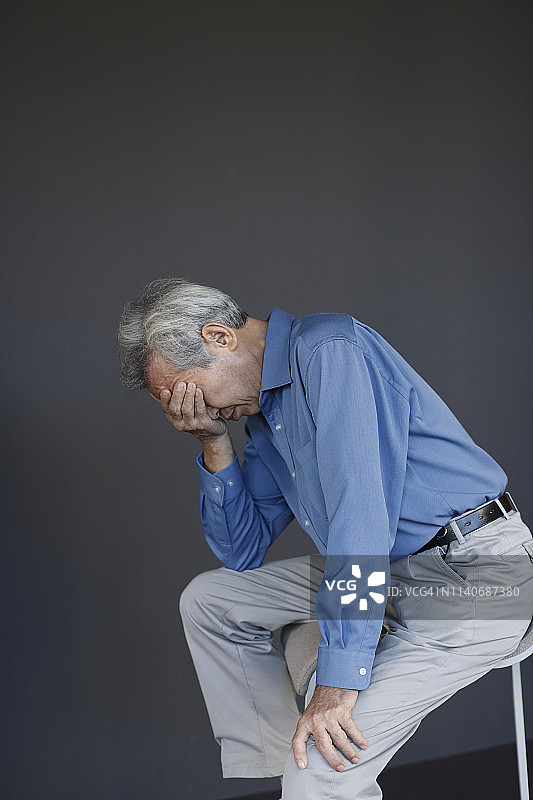 头痛的年长男人图片素材