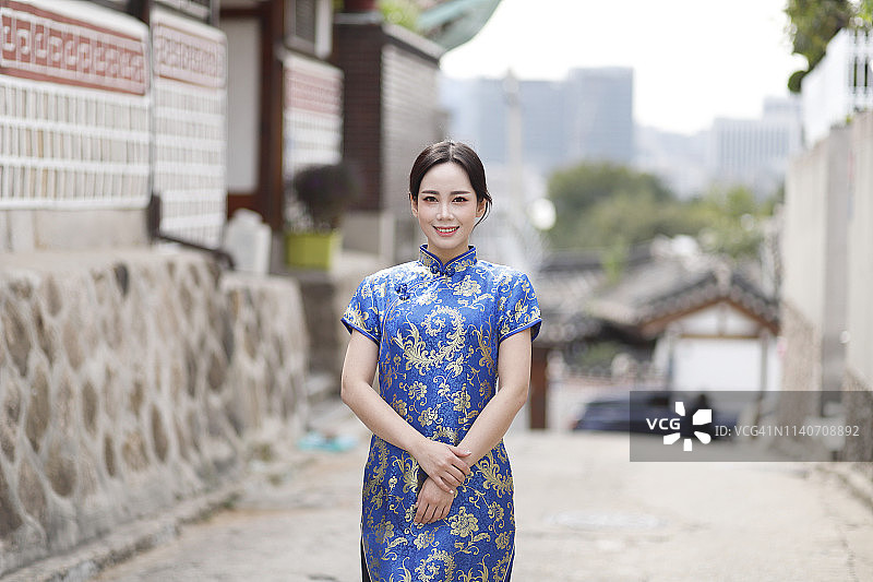 穿旗袍的女人在韩国首尔市北村韩屋村旅行图片素材