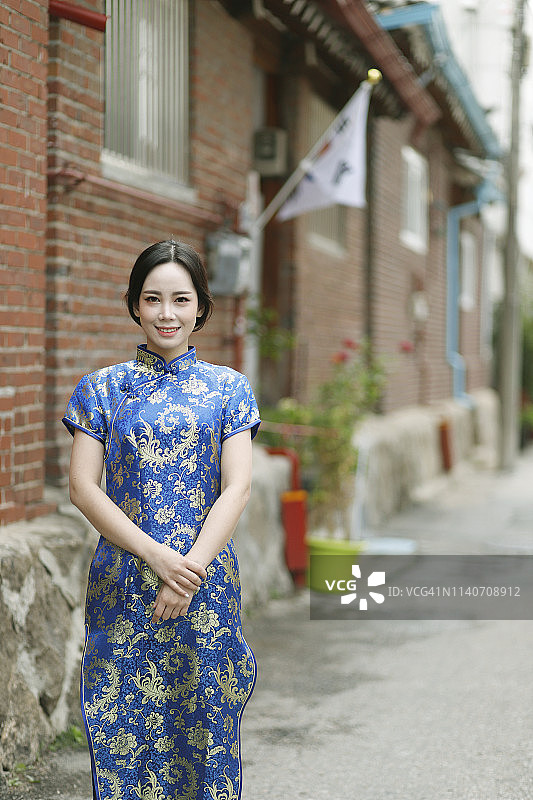 穿着旗袍在韩国首尔北村韩屋村旅行的女人图片素材