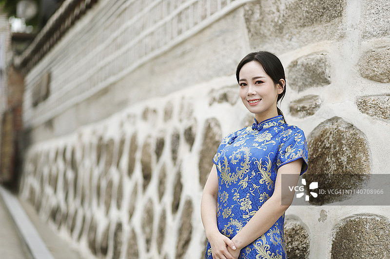 穿着旗袍在韩国首尔北村韩屋村旅行的女人图片素材