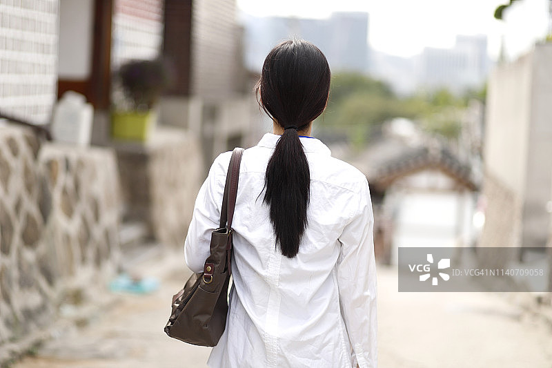 在韩国首尔北村韩屋村旅行的女游客图片素材