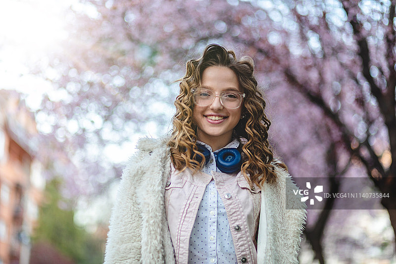 春天里拥有卷发的漂亮女孩图片素材