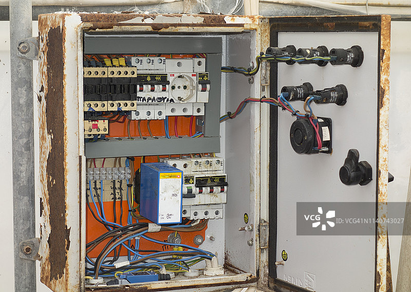 欧洲，希腊，2018：大型温室内用于驱动屋顶电机的保险丝盒（发电机供电）图片素材