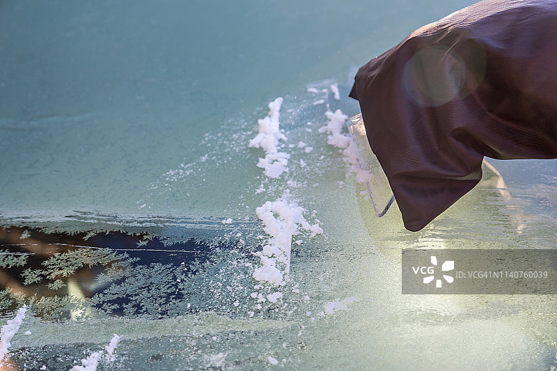 清洁玻璃窗上的冰块图片素材