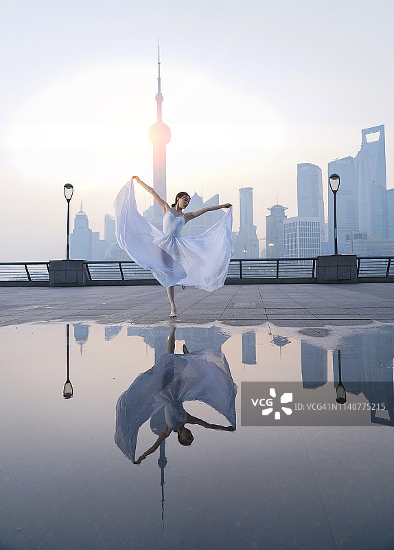 中国上海外滩清晨跳芭蕾舞的女子图片素材