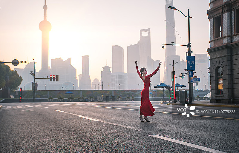 中国上海外滩的免费芭蕾舞图片素材