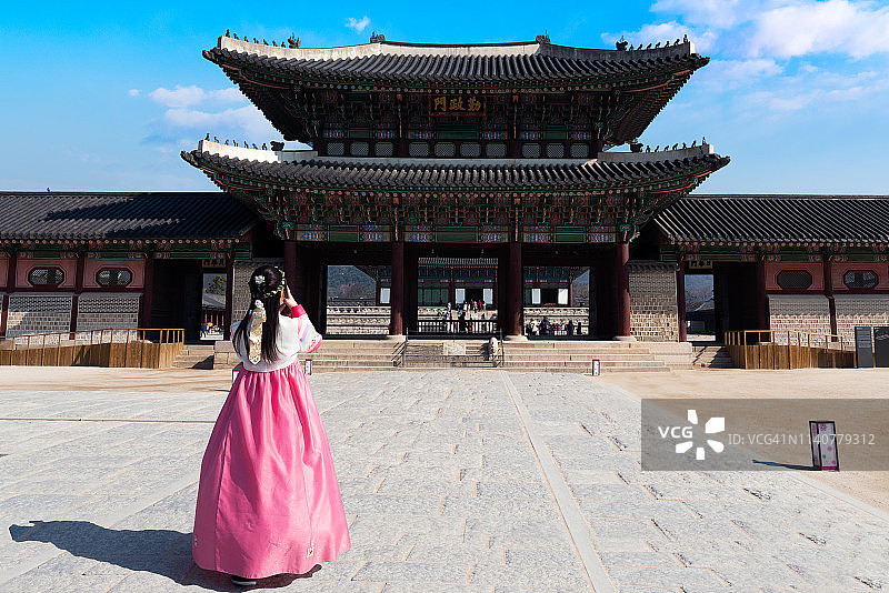 年轻的亚洲女游客身穿韩服在韩国景福宫旅游图片素材