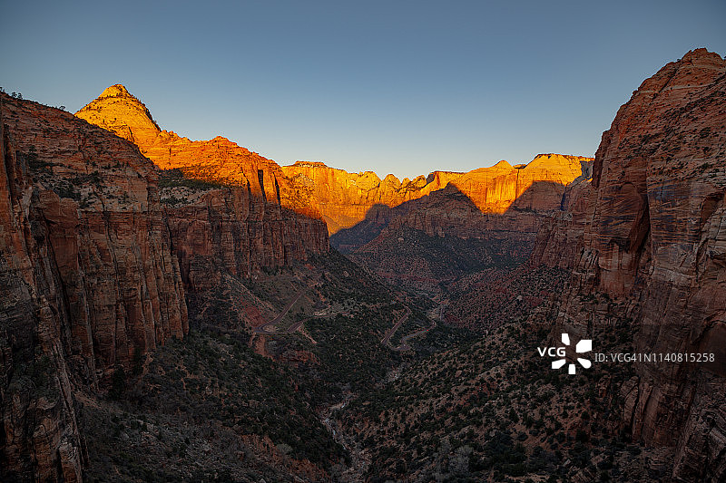 从峡谷俯瞰小径看到的锡安国家公园景色图片素材