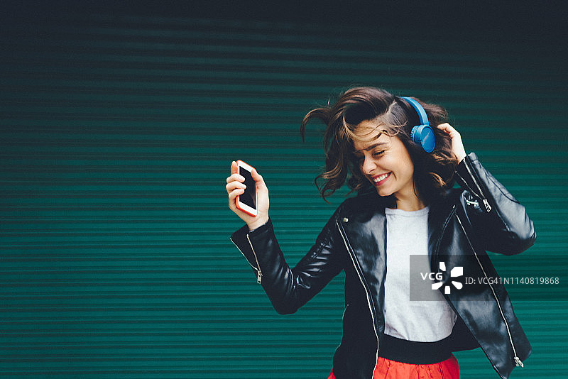 年轻女孩随着音乐跳舞图片素材