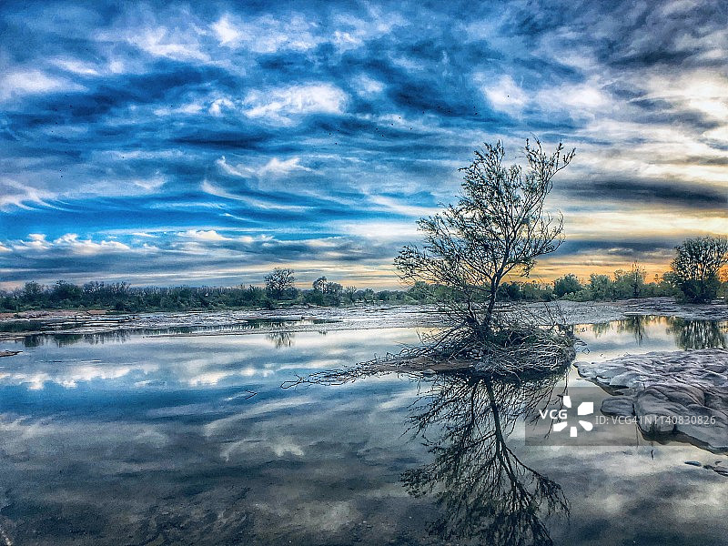 日落时分的德克萨斯州丘陵乡村河流图片素材