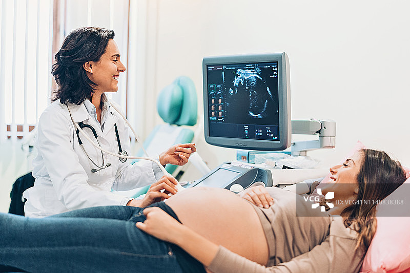 孕妇通过超声波看宝宝图片素材