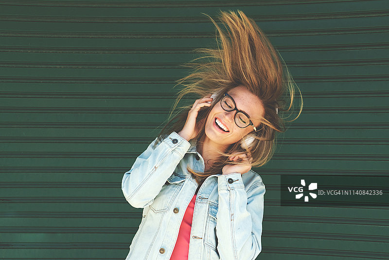 年轻女孩随着音乐跳舞图片素材