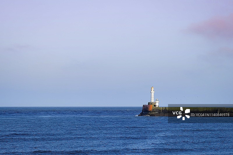 苏格兰阿伯丁海滩附近的海岸灯塔图片素材