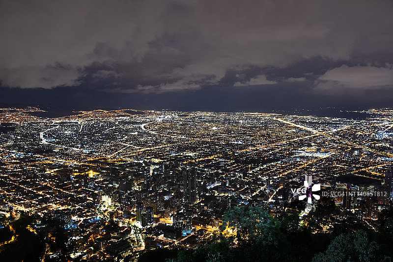 哥伦比亚昆迪纳马卡波哥大夜间天际线鸟瞰图图片素材