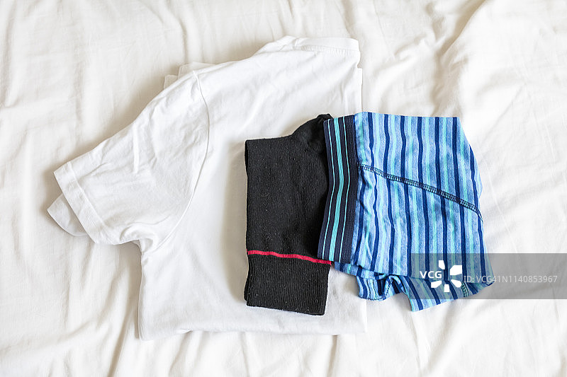 床上的男士内衣图片素材