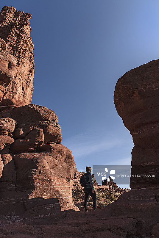 站在美国犹他州渔夫塔旁的女人图片素材