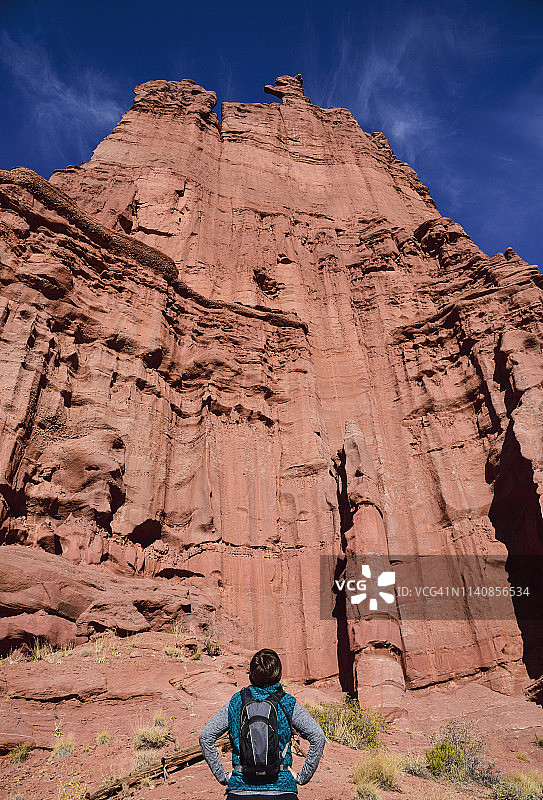 站在美国犹他州渔夫塔旁的女人图片素材