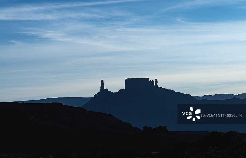 美国犹他州拱门国家公园的孤山轮廓图片素材