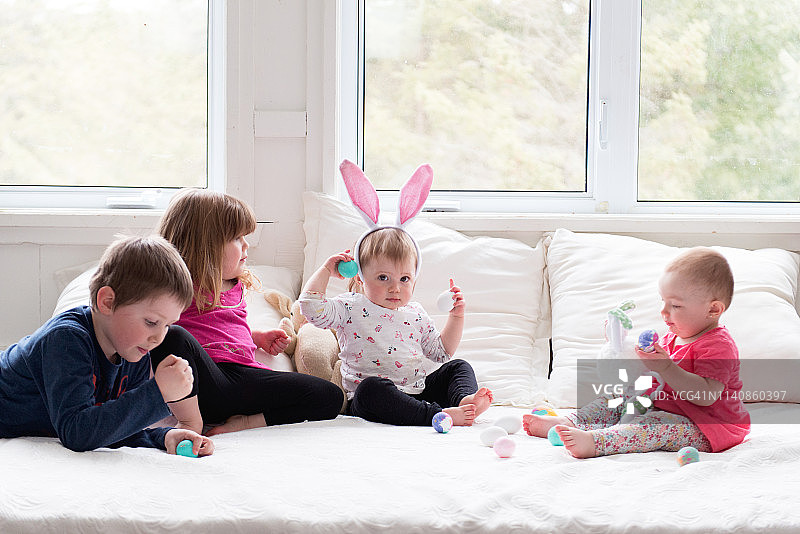 儿童在床上玩复活节彩蛋图片素材