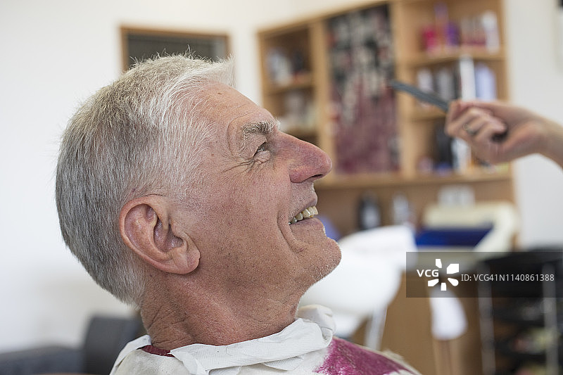 在理发店里享受生活笑容满面的老年男人图片素材