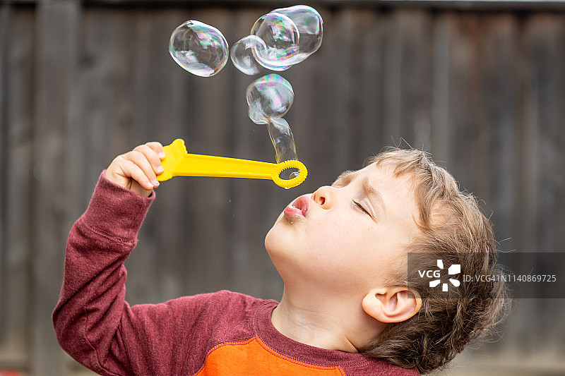 三岁男孩吹泡泡图片素材