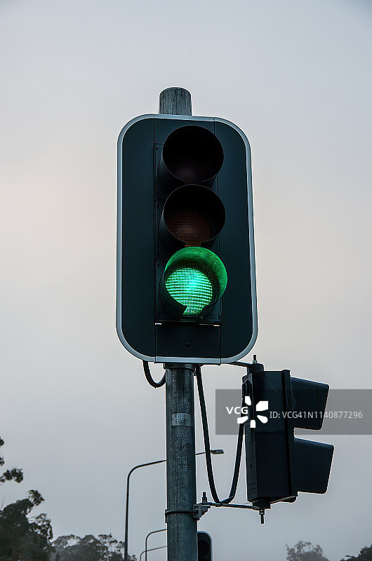 显示绿色通行信号的交通灯图片素材