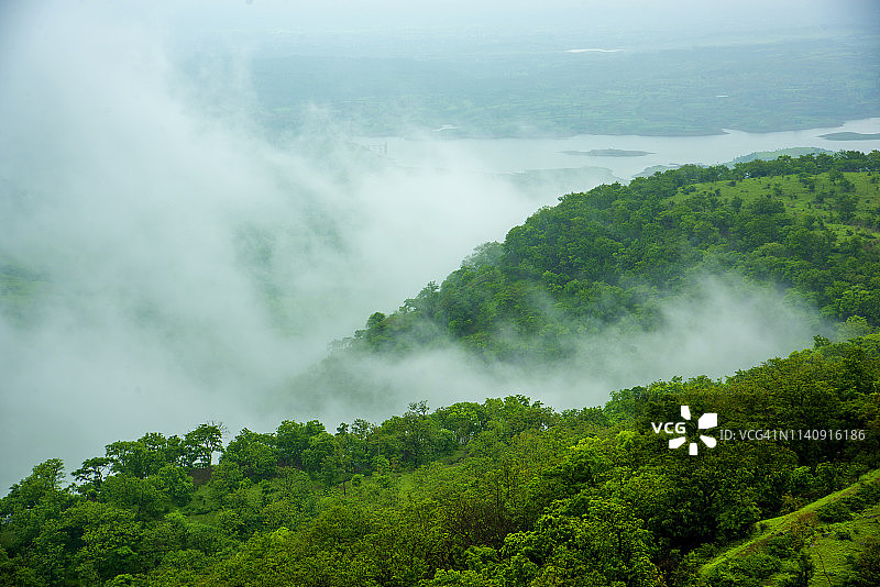 雾气笼罩下的山景图片素材