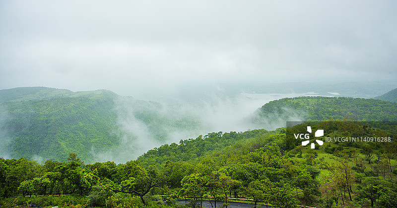 雾气笼罩下的山景图片素材
