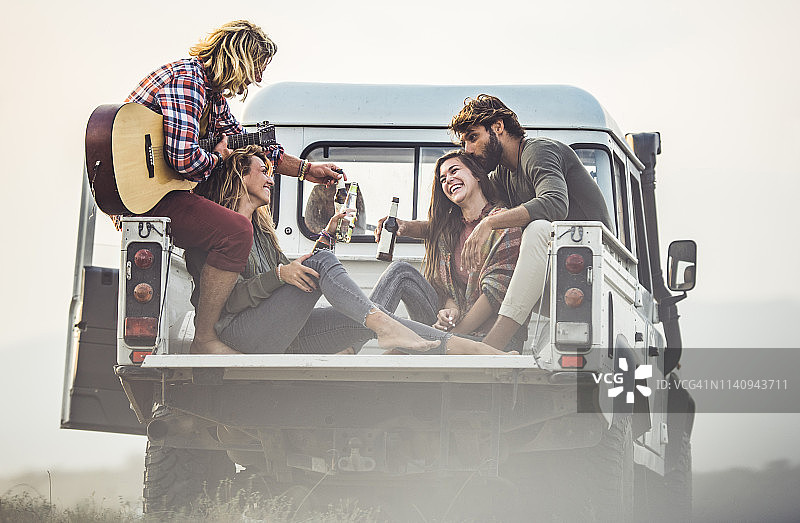在皮卡车里敬酒的年轻幸福夫妇图片素材