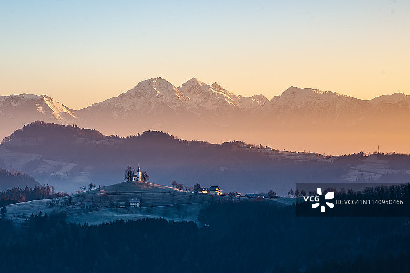斯洛文尼亚斯科夫亚洛卡附近的圣托马斯教堂冬日早晨图片素材