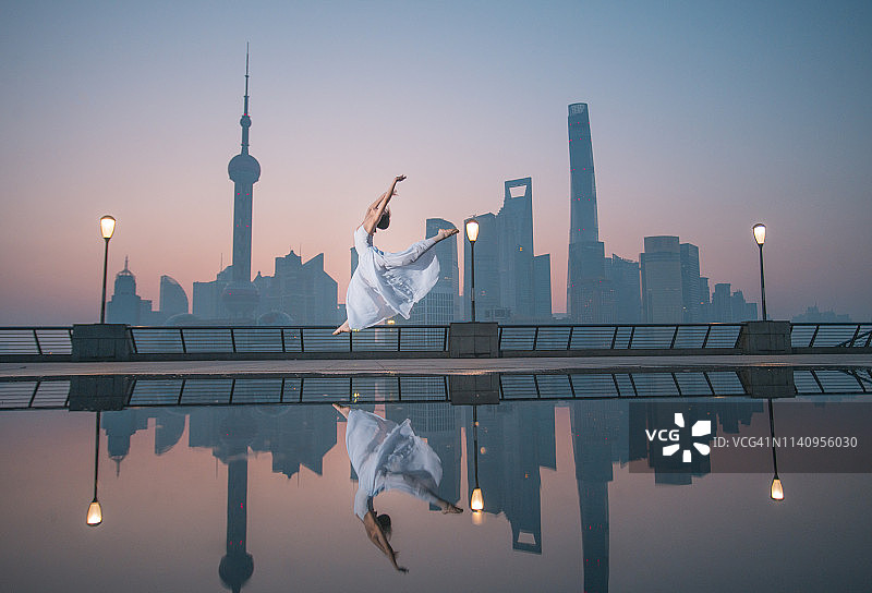 在上海清晨的外滩跳舞图片素材