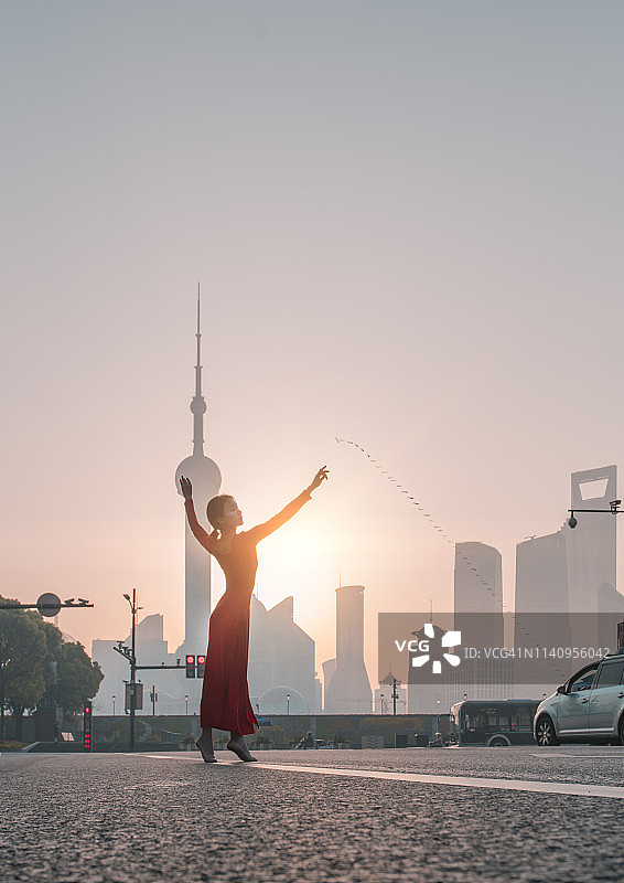在上海的清晨跳舞图片素材