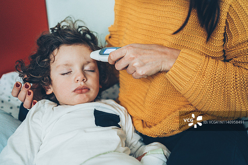测量小男孩的体温图片素材
