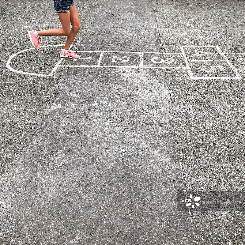 女孩在挪威阿克什胡斯郡拜鲁姆镇玩跳房子游戏图片素材