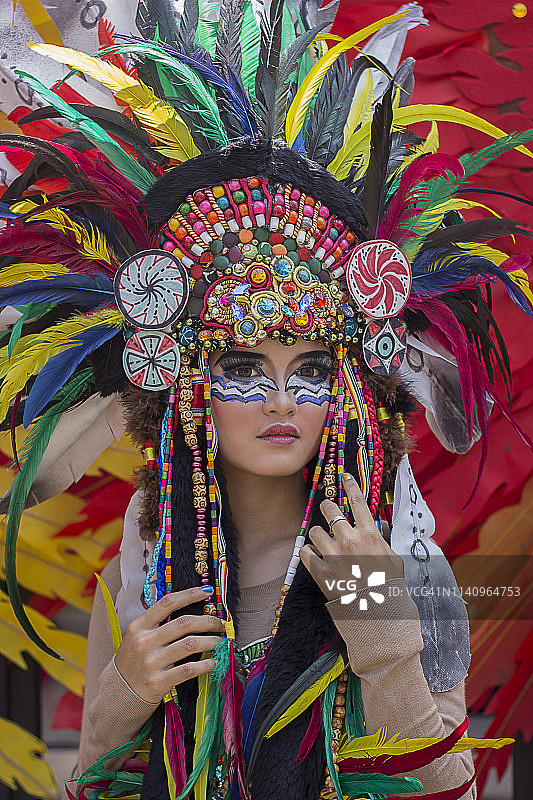 戴着印第安部落服装的女人 портрет图片素材