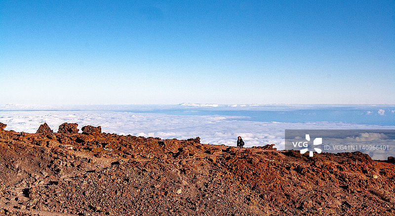 站在哈莱阿卡拉火山的女人，哈莱阿卡拉国家公园，毛伊岛，夏威夷，美国图片素材