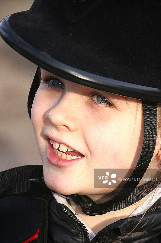 戴着骑马帽的女孩肖像图片素材