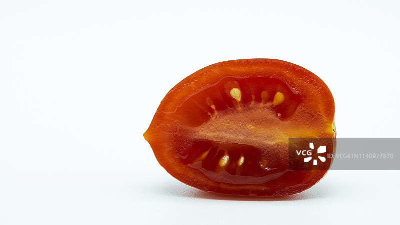 白色背景下的圣女果切片图片素材