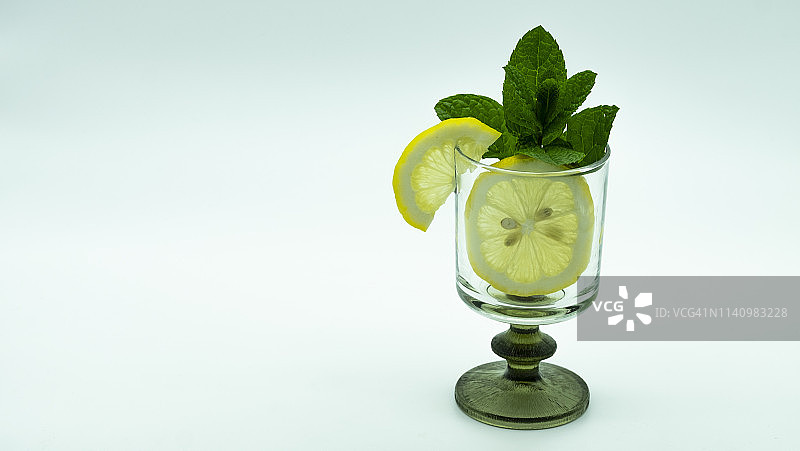 一杯新鲜的薄荷和柠檬图片素材