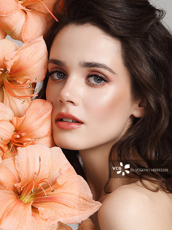 手捧鲜花的年轻漂亮女人图片素材