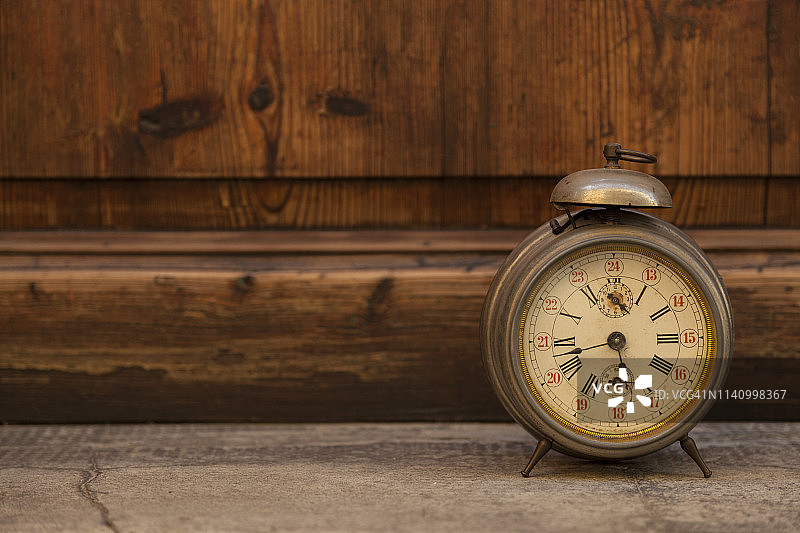 木质背景上的老式复古时钟图片素材