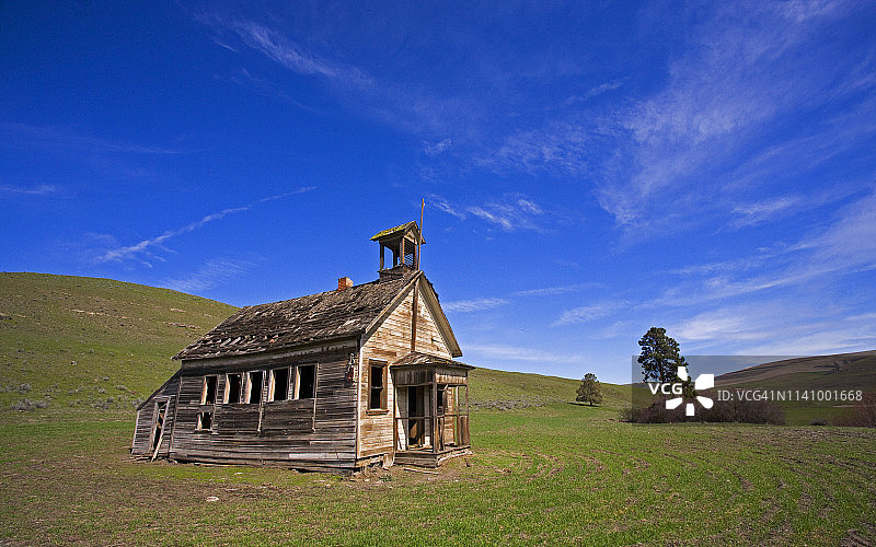 俄勒冈州北部平原上废弃的校舍图片素材