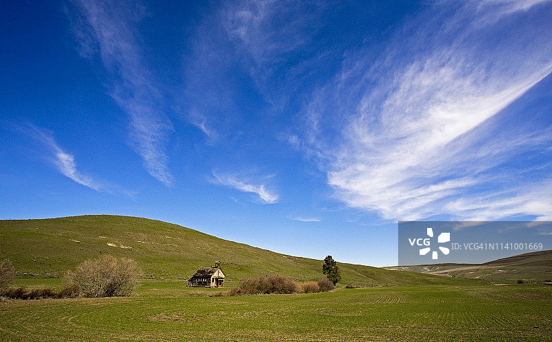 俄勒冈州北部平原上废弃的校舍图片素材