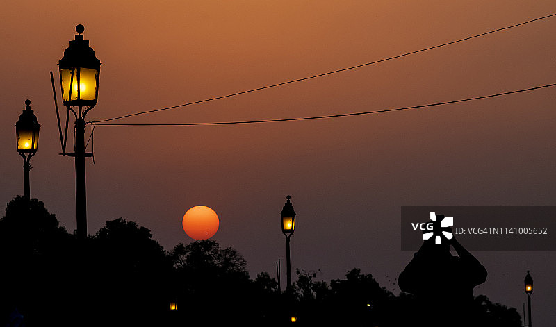 印度日落街灯剪影图片素材