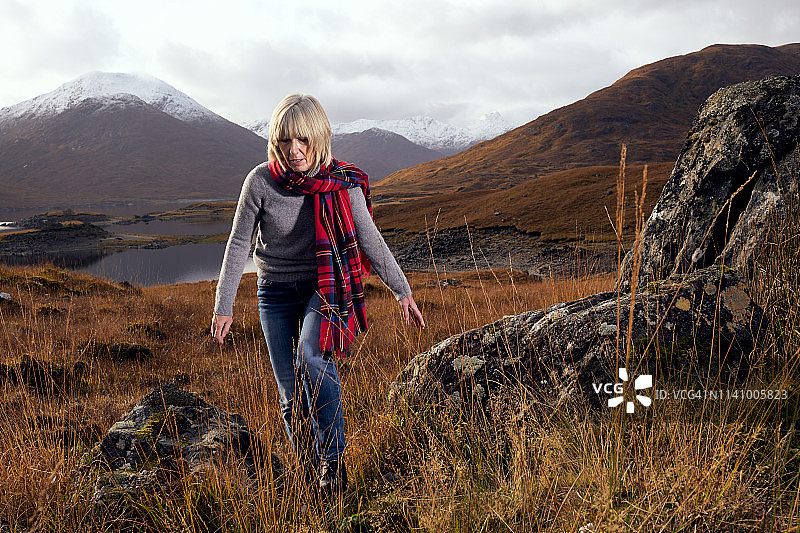 女人在苏格兰高地享受退休生活图片素材