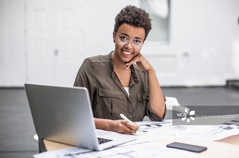在办公室工作的年轻女建筑师肖像图片素材