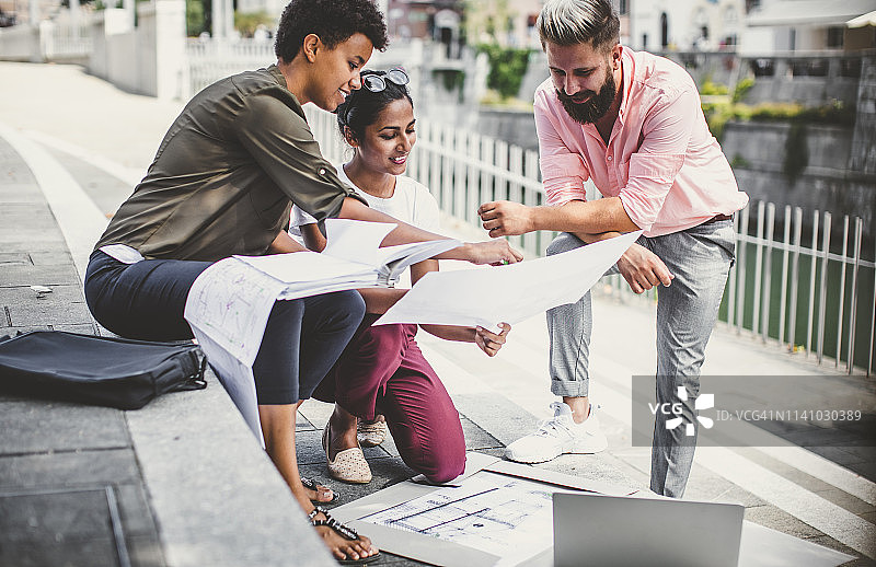 在街上工作的年轻建筑师图片素材