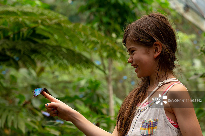 孩子们学习关于自然世界的知识图片素材
